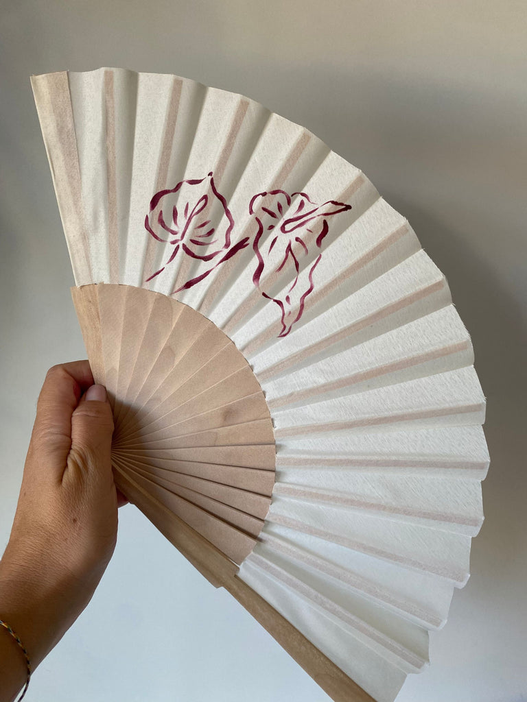 ABANICO PINTADO A MANO – MOTIVO FLORAL VARIADO MONOCOLOR