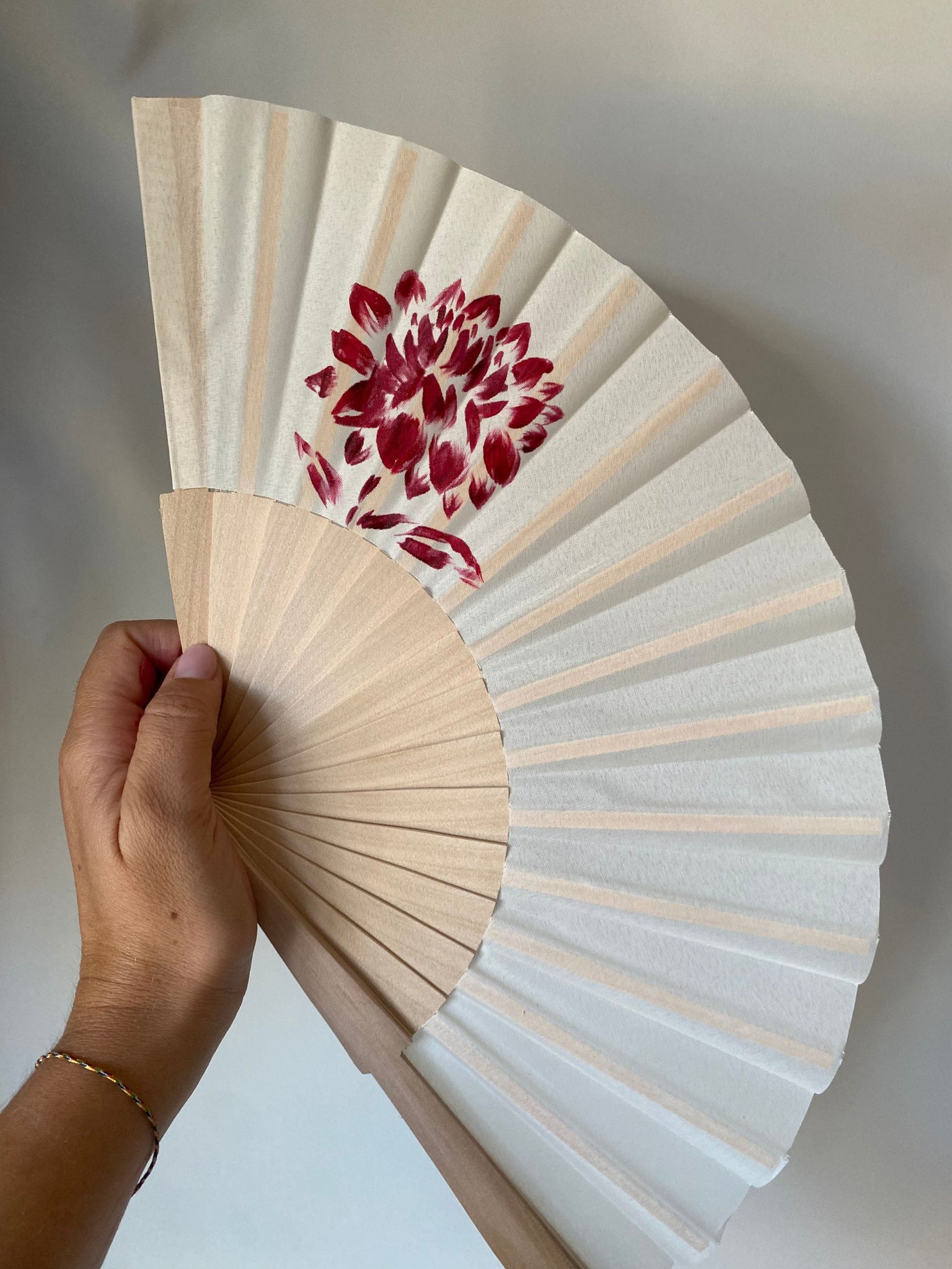 ABANICO PINTADO A MANO – MOTIVO FLORAL VARIADO MONOCOLOR