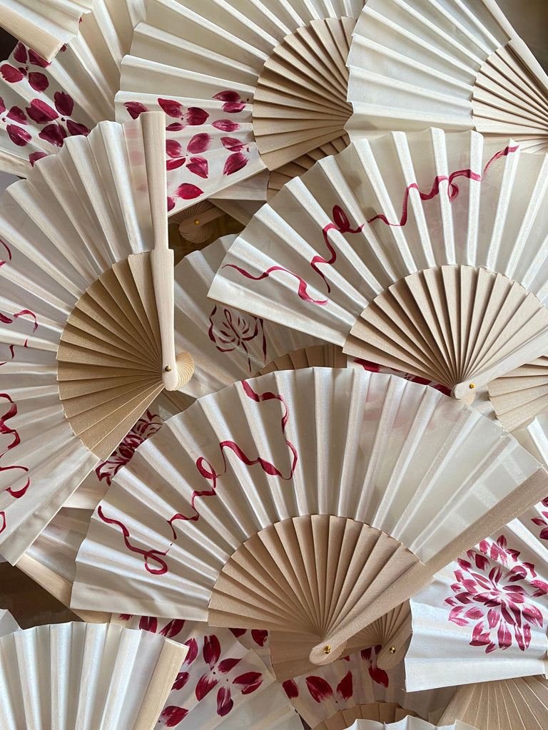 ABANICO PINTADO A MANO – MOTIVO FLORAL VARIADO MONOCOLOR