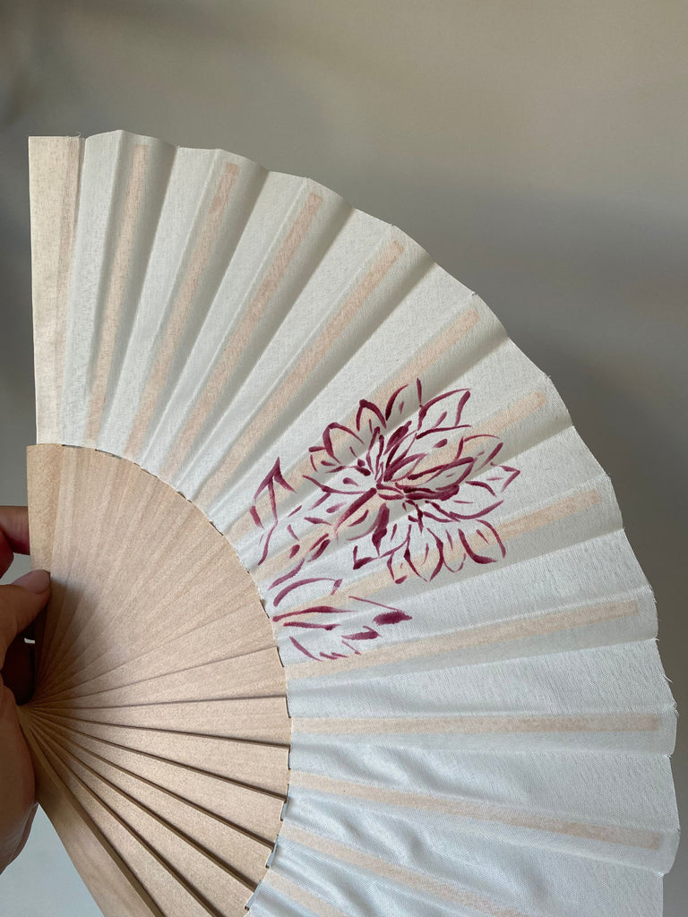 ABANICO PINTADO A MANO – MOTIVO FLORAL VARIADO MONOCOLOR