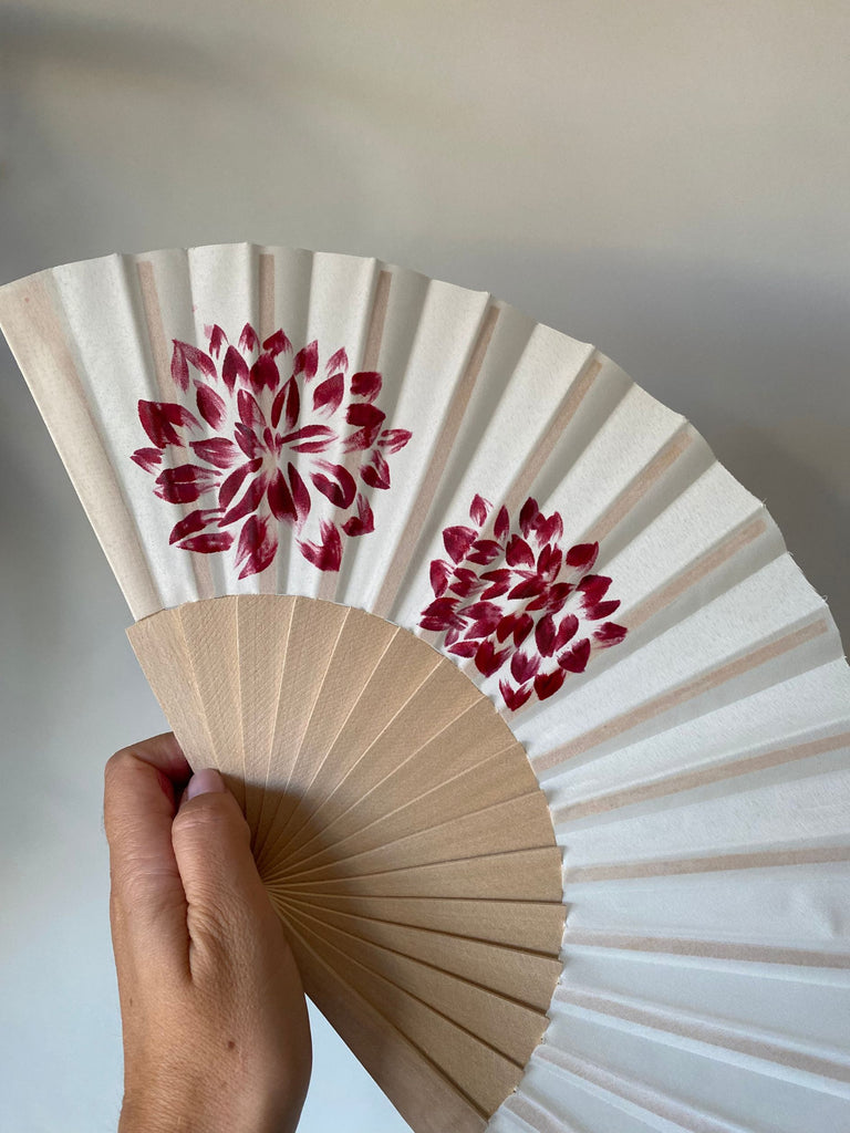 ABANICO PINTADO A MANO – MOTIVO FLORAL VARIADO MONOCOLOR