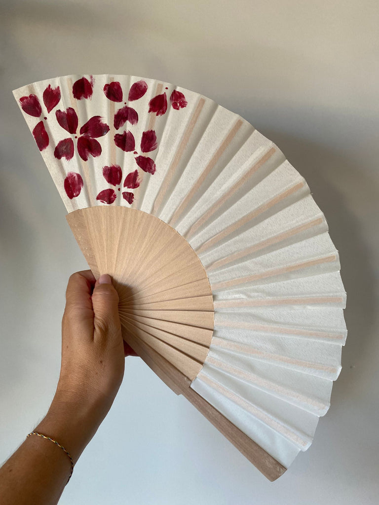 ABANICO PINTADO A MANO – MOTIVO FLORAL VARIADO MONOCOLOR