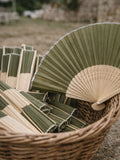 ABANICO DE MADERA Y TELA VERDE MUSGO