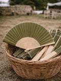 ABANICO DE MADERA Y TELA VERDE MUSGO