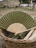 ABANICO DE MADERA Y TELA VERDE MUSGO