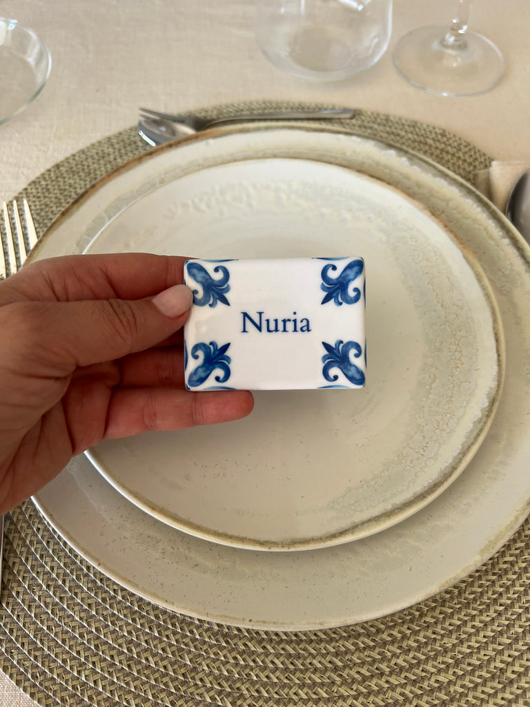 Marcasitio de cerámica con imán personalizado con nombre, hecho a mano para invitados.