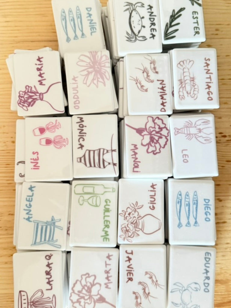 Marcasitios de cerámica personalizados para invitados, vista conjunto.